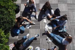 Étudiants en cercle sur la terrasse - de rentrée 2019 - rentrée 2019 - Centre Laennec Paris - Prépa médecine - © Ignazio TORRES